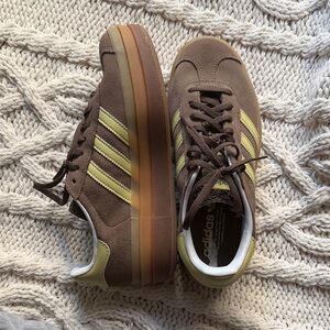 Adidas women’s Brown and yellow Sneakers